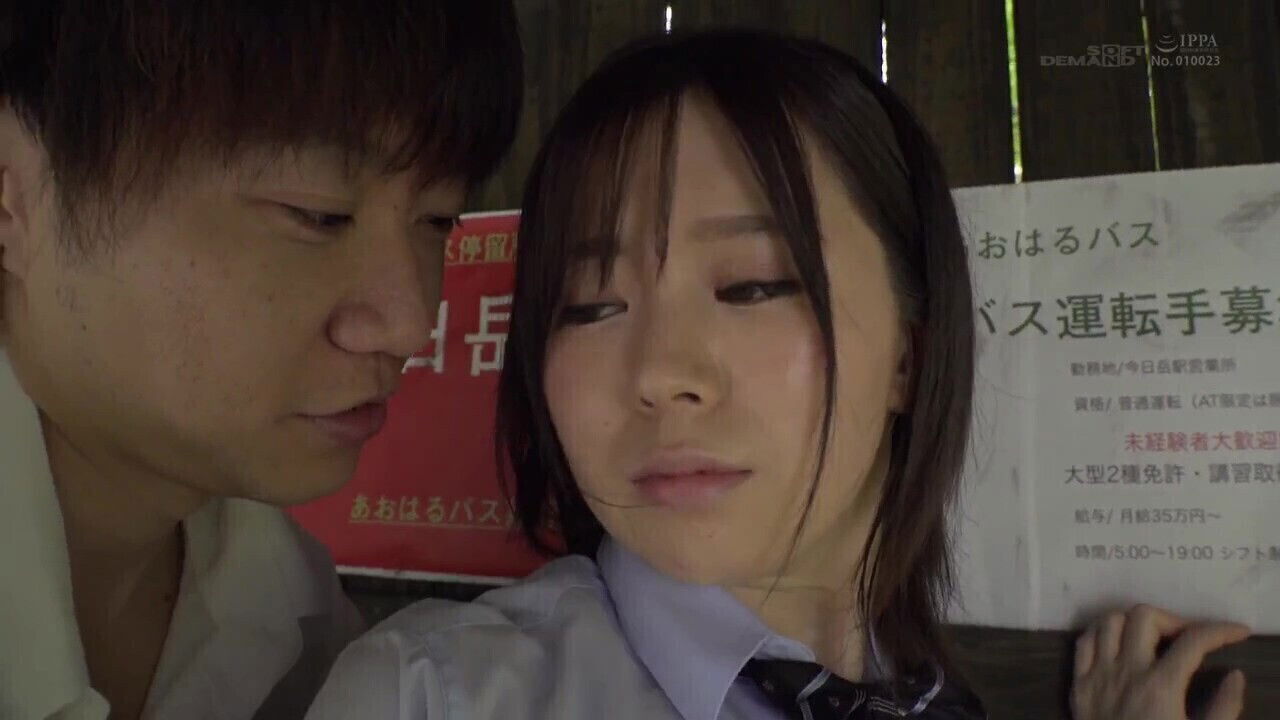 B2J2402- Young couple having empty rural stop