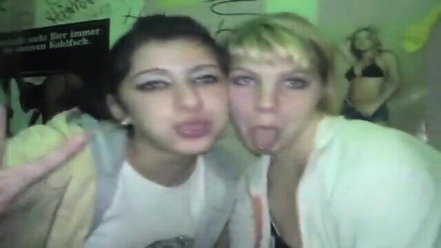 Zwei deutsche Mdchen, sich einer Party kssen