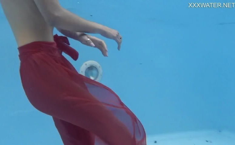 Underwater naked chick Hermione Ganger gets horny