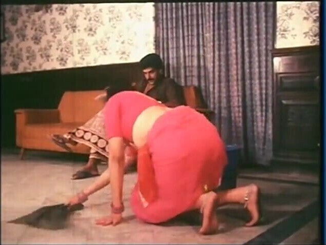 Mallu Maid Cleavage Show