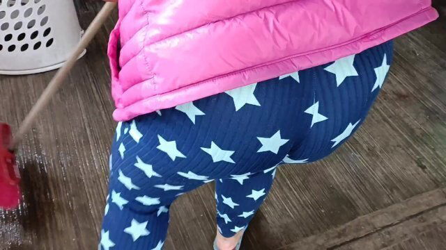 Espío lavando su ropa sexy (no lleva ropa interior)