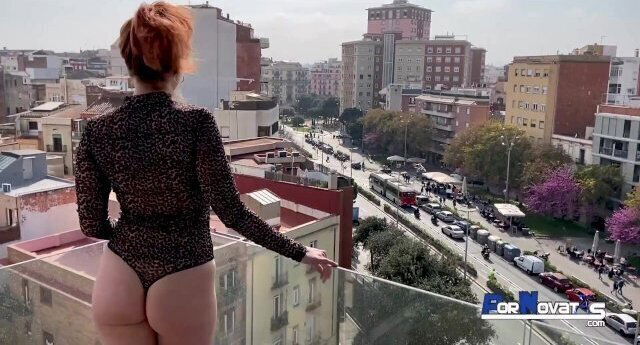 Preciosa pelirroja Argentina Lara Cross follando en el Hotel con Victor Bloom 