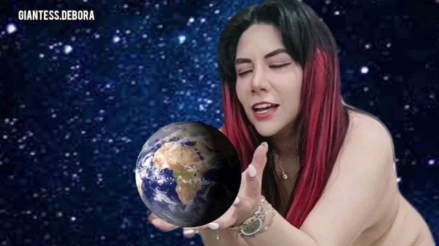 MEGAGIANTESS GROWS CITY