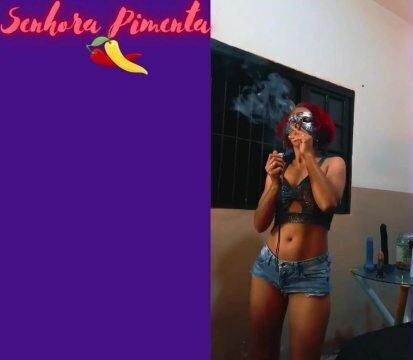 Senhora Pimenta Striptease enquanto fuma sensualmente charuto.