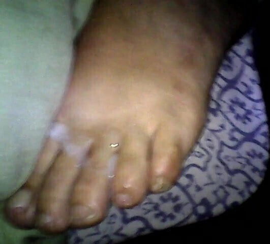 paja pies mujer dormida