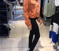 Martina usando primera juguete favorito