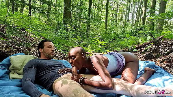 Schwarze Sch&ouml_nheit Zaawaadi n&auml_he Berlin Wald Deutschen gefickt