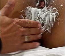 Afeitando a mi esposa con hojilla tercera parte