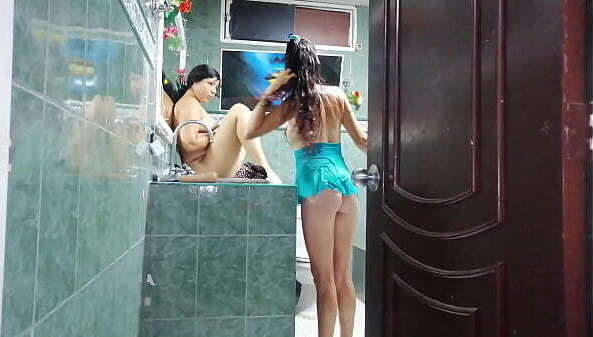 PARTE HERMANASTRA ESTA CALIENTE DUCHAMOS FOLLAMOS DURO