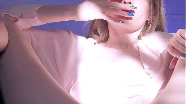 Kira Loster play with with fingers.