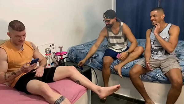 Minha mulher viajou, chamei amigos resenha casa acabou virando Brotheragem