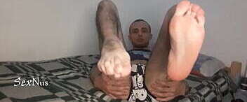 Fetiche pies caliente cama