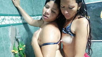 parte juego ba&ntilde_o hermanastra ambiente puso caliente