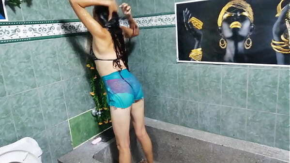 damos ducha hermanastra para quitarnos calor