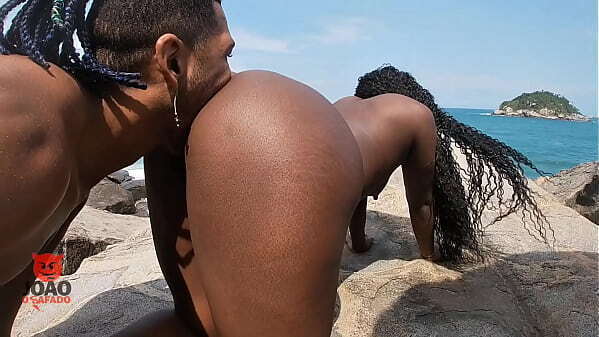 Holly Bombom chupando dando praia para Magrinho Pirocudo Joao Safado Completo