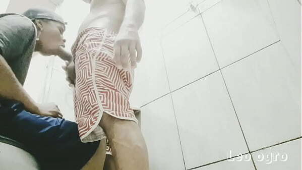 Fudendo homem trans banheiro Cau&atilde_ Gabriel