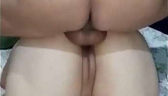 Goi&acirc_ninha puta.a pequena que vai ficar de pernas abertas pra ser fudida por galego fonso.. ele vai abrir sua bucetona fazendo ela goza pedindo mais pi&ccedil_a seu cacete de 23 cm vai entrar at&eacute_ ela sentir que os ovo entrou tamb&eacute_m