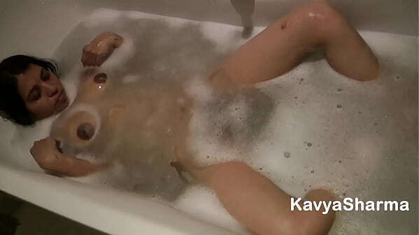 मस्त नंदा शावर हस्थमैथुन