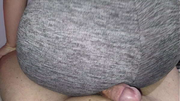 Essa MILF sabe como trabalhar bunda