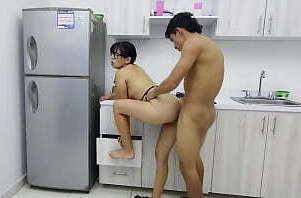 RICA Y APRETADITA MI CU&Ntilde_ADA EN LA COCINA MIENTRAS MI HERMANASTRO DESCANSA