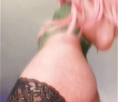 Travesti abri&eacute_ndose culo consolador