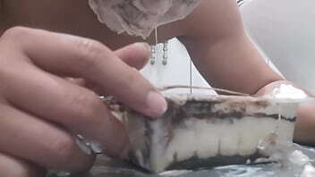 Fat Pig eat whole cake like no tomorrow