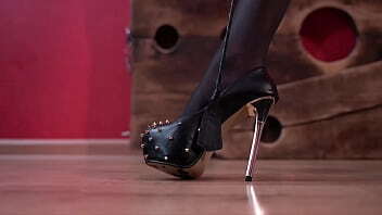 Latex booty seat latex face. Latex fetish