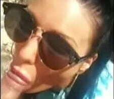 Un gran pompino improvviso in piedi sugli scogli.