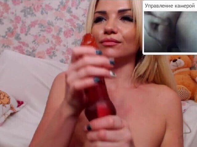 Pretty slut shows itself webcam