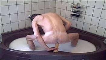 Cumigout von Mike mit Butch , er wollte doch nur Pinkeln gehen