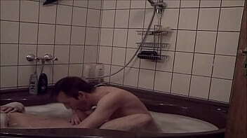 Mike Cumigout im Badezimmer mit Butch