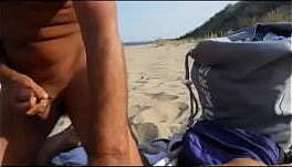 Banhista estranho gozando na minha esposa na praia