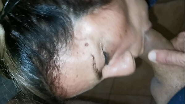 Entro casa mentre matrigna masturba guardando porno