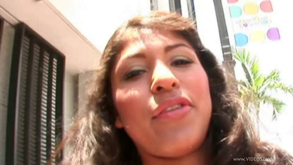 Latina Laurie Vargas drops clothes outdoors quickie