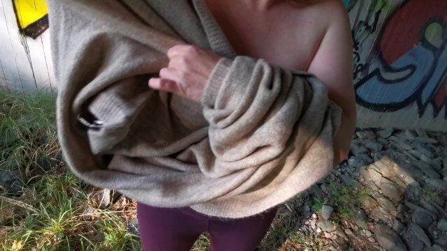 Schläge Titten unter Bahnbrücke