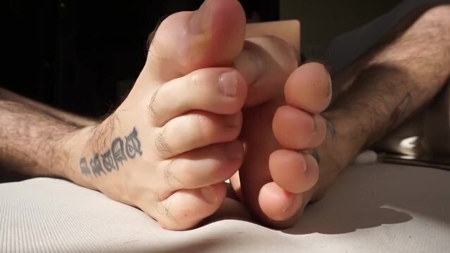 HUGE FEET TOES MOSTER BALLS SNIFF WORSHIP
