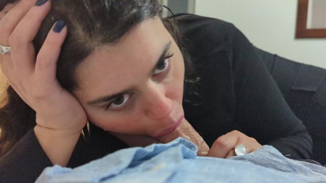 Annoying bitch sings cringy IT'S CORN song while blowing gets slap head