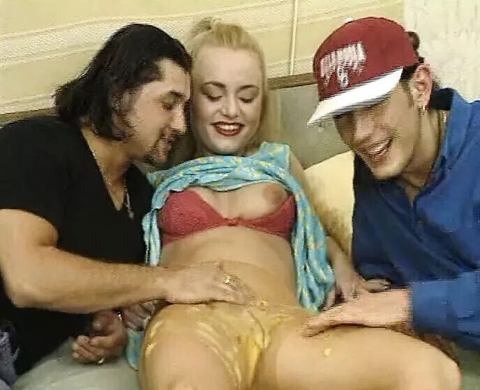 Kleine blonde wird notgeilen Typen extrem gepoppt