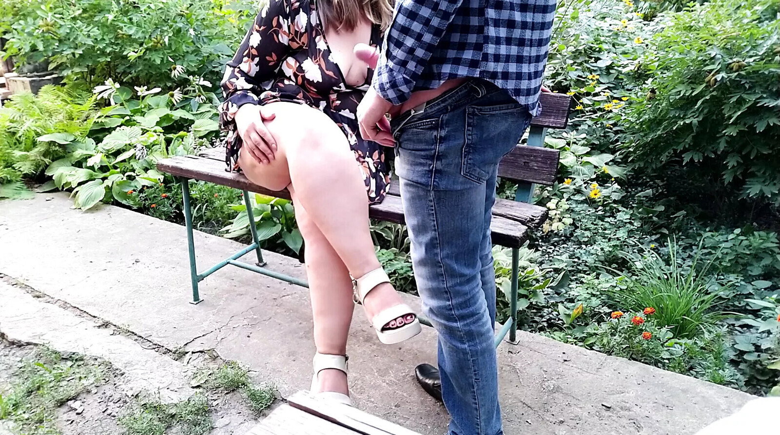 Gorgeous MILF gets wonderful bare legs