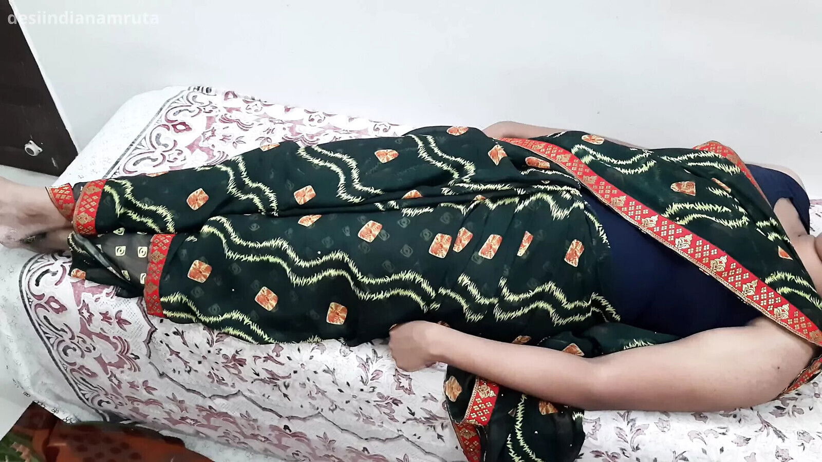 Beautiful Indian Green Saree Aunty does fingering, press receives Cumshot from Devar