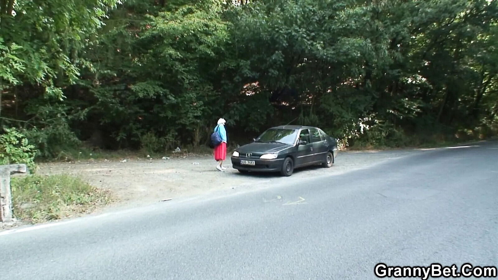 Picked granny gives head gets doggy-fucked