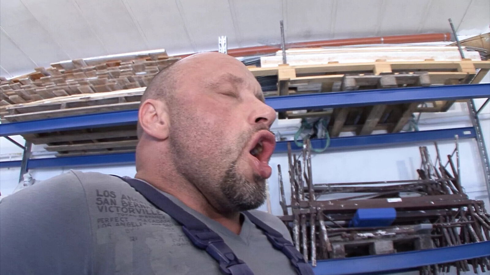 Bodo Staplerfahrer fickt blonde Empfangsdame Werkstatt