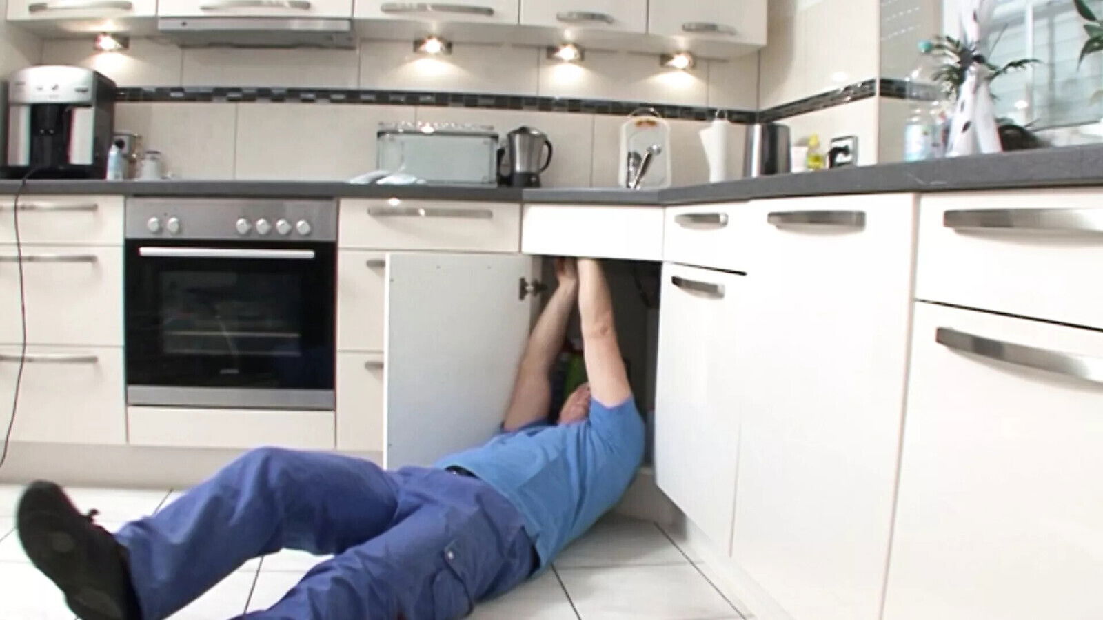 Sabine bezahlt Ihren Monteur einem Fick