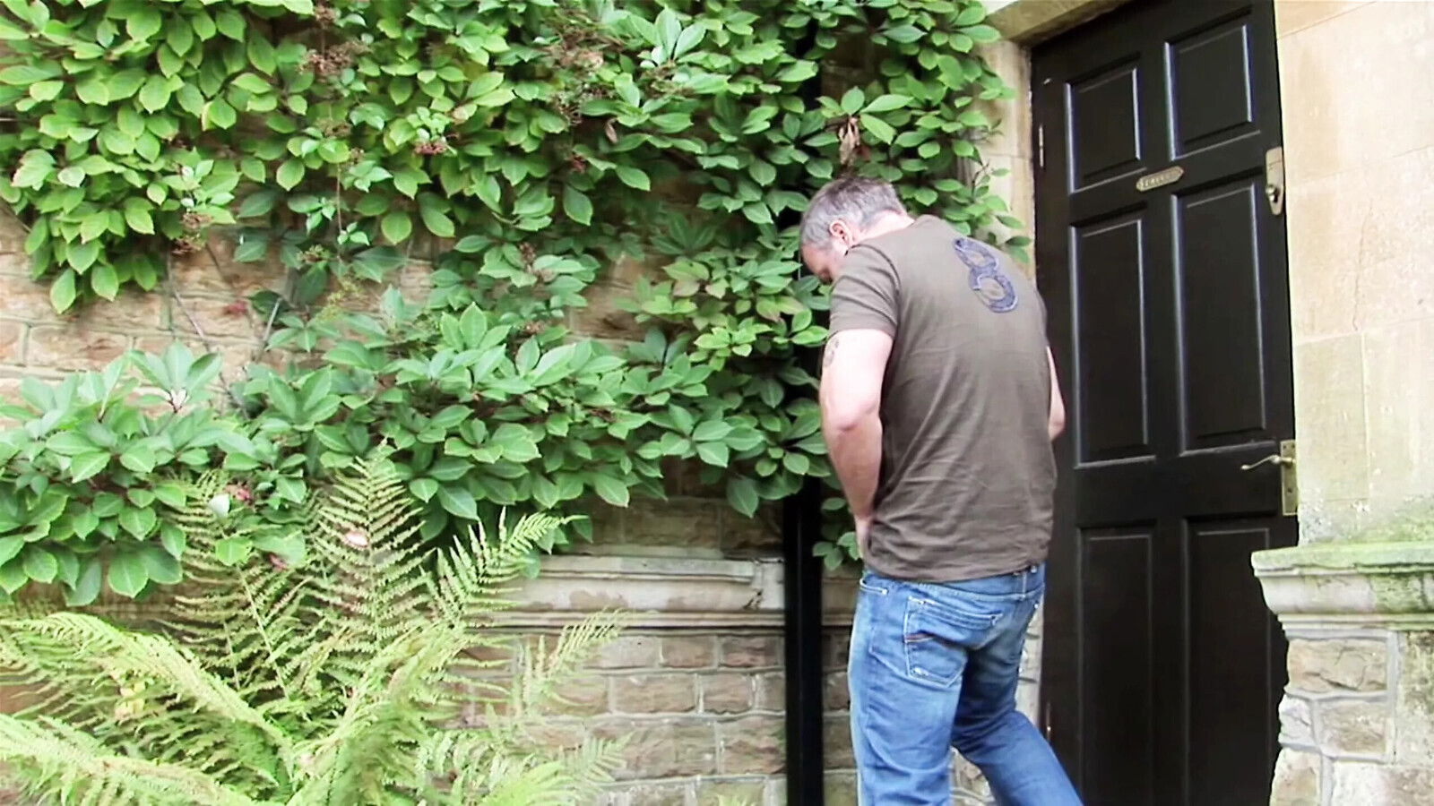 brunette schlampe fuer euro hinterhof gefickt