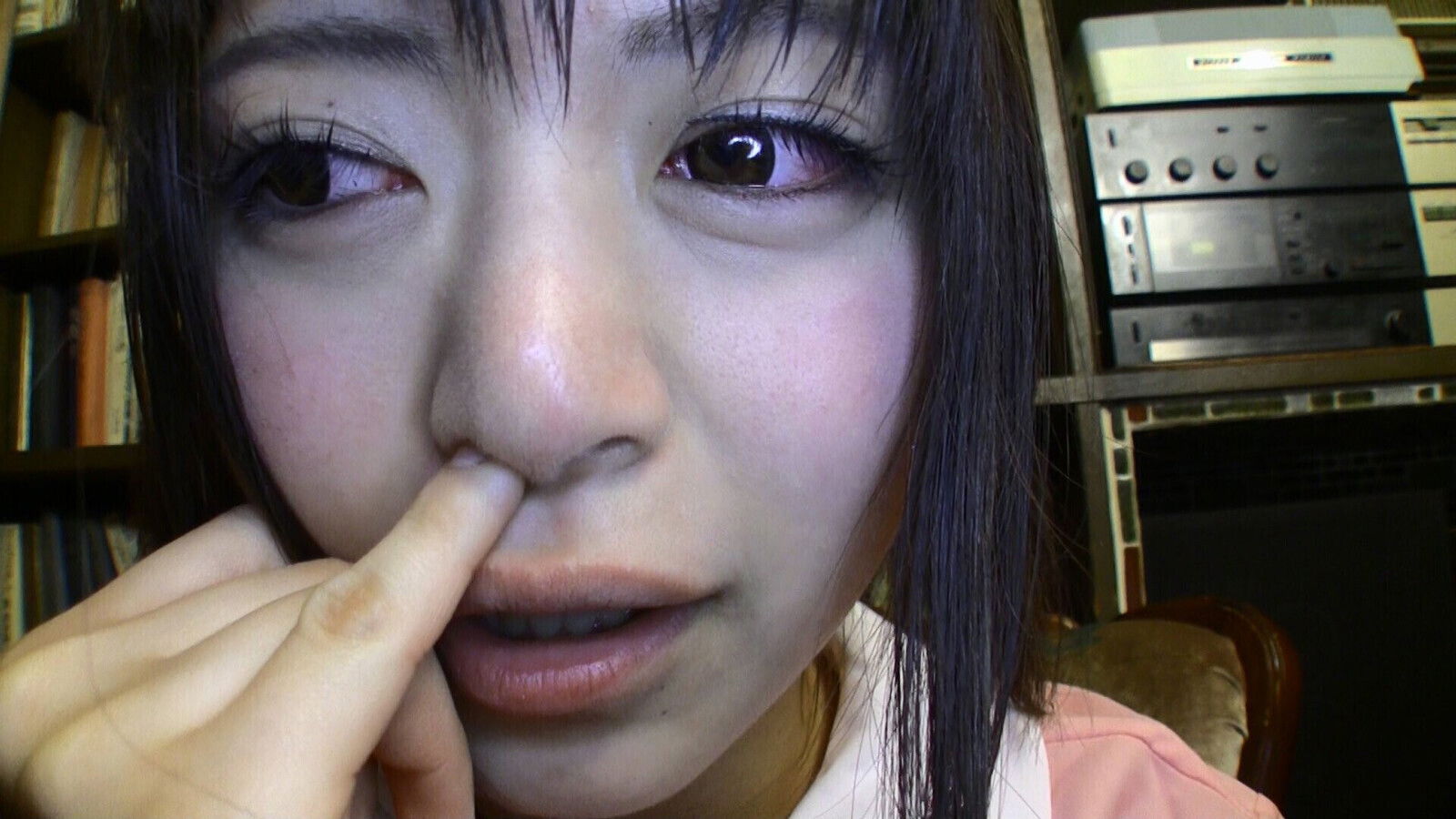 Plump cute Momoka digging nose(buton01-01)