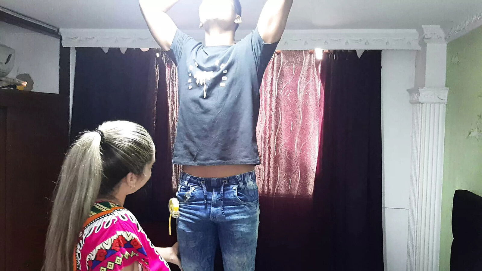 stepsister gives delicious blowjob when help with lamp.