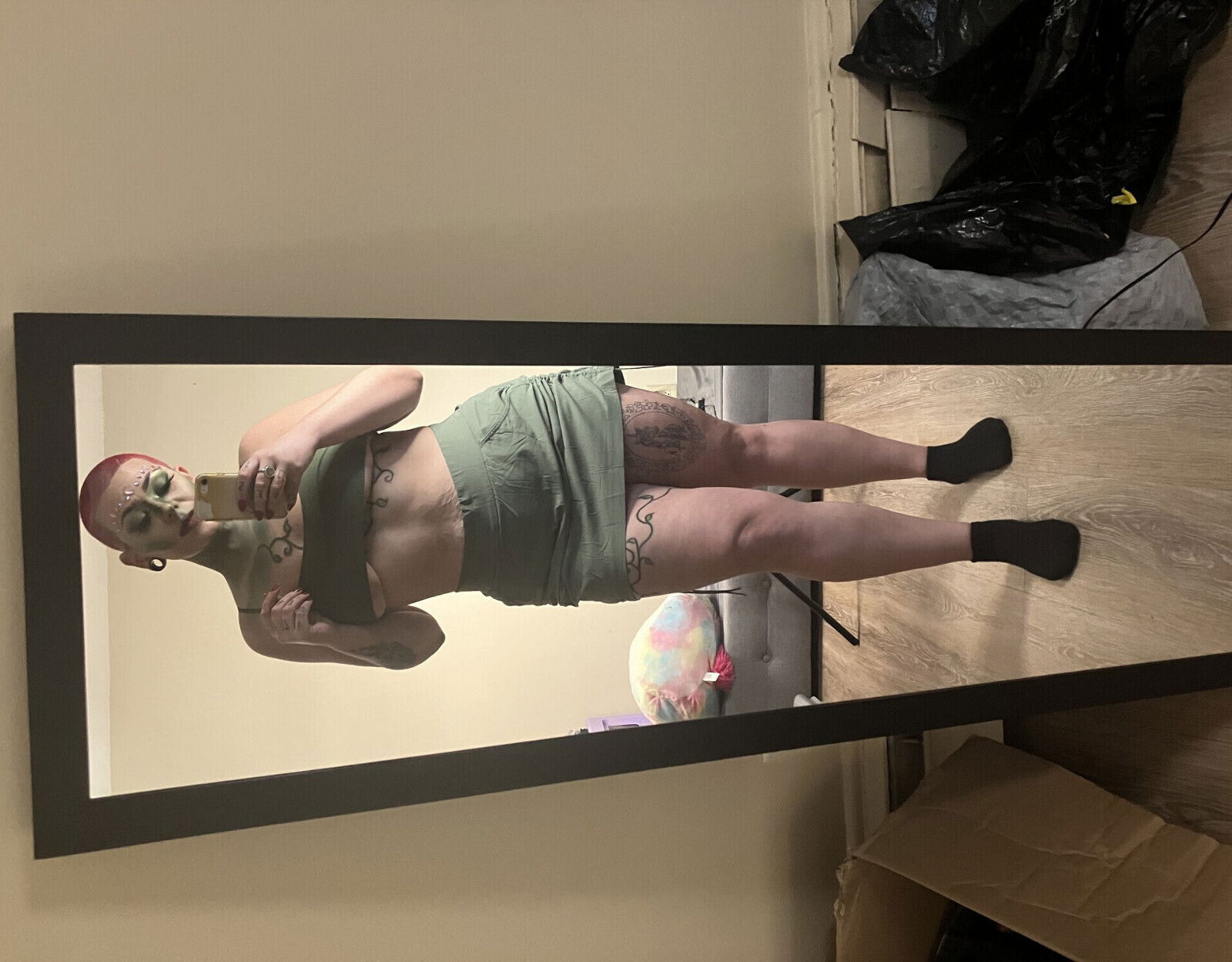 Chubby pawg Poison Ivy- play with pussy with long nails cum.. taste