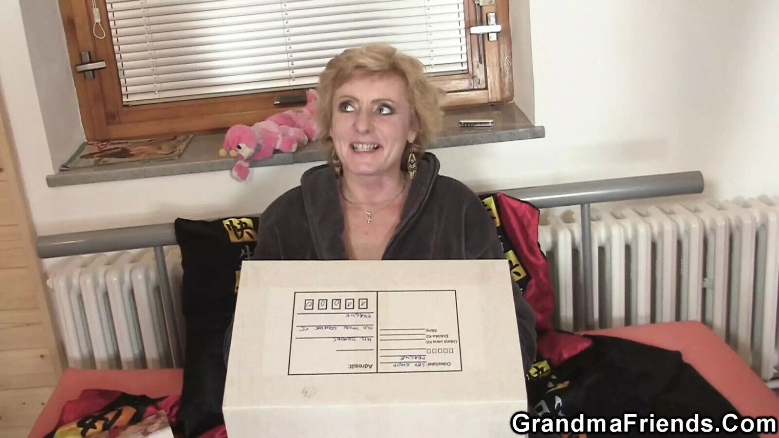 Delivery sharing skinny blonde cougar