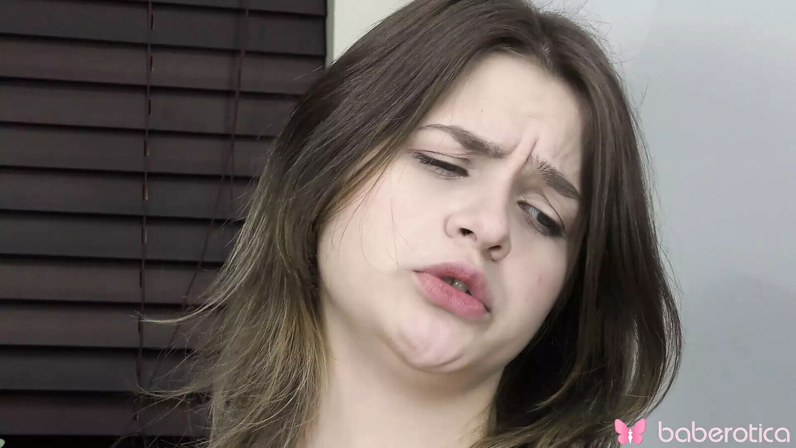 Solo Miss brunette Minni Love fingerfucking orgasm