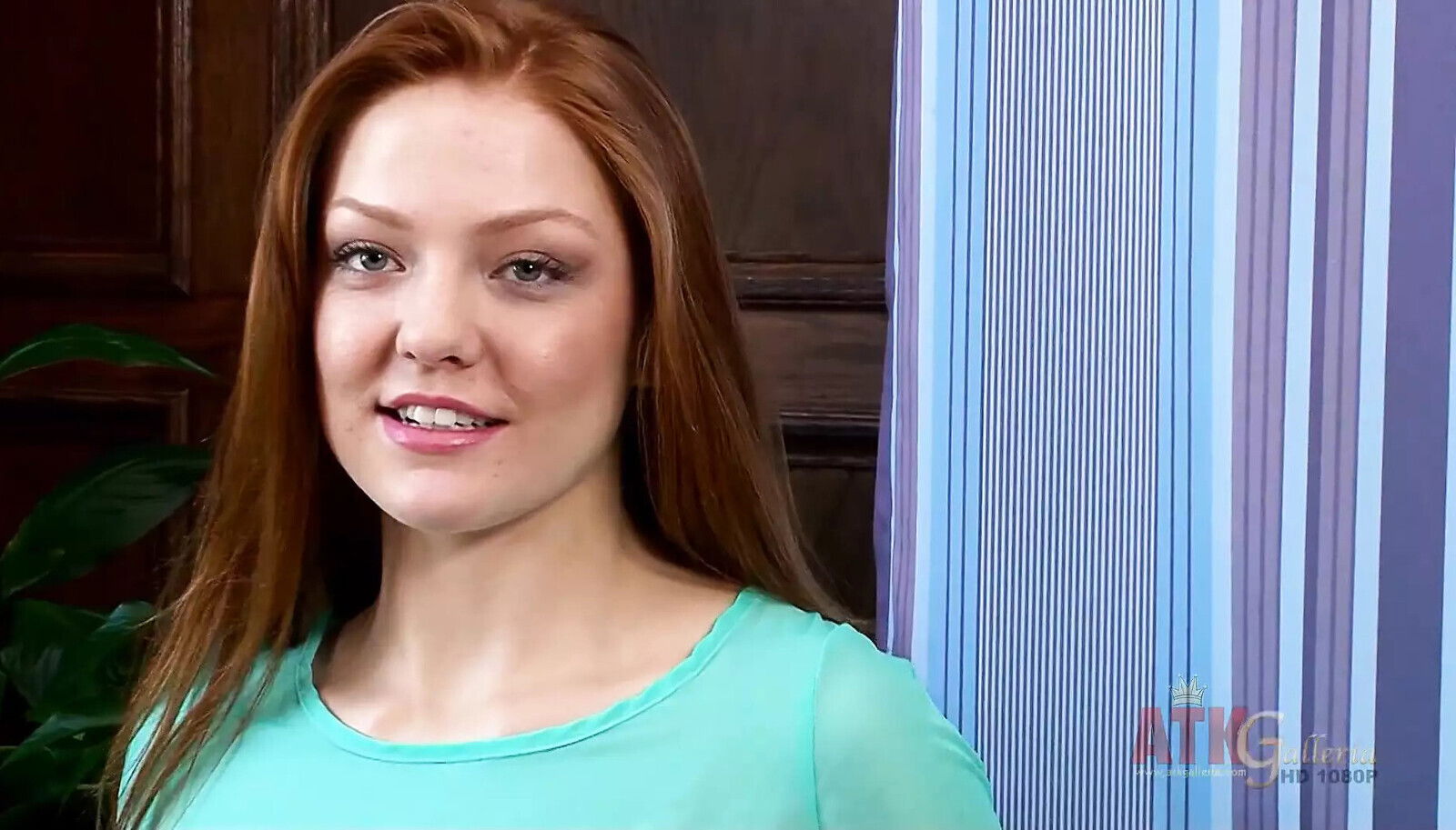 Solo amateur redhead Farrah Flower rides Hitachi pussy soaked